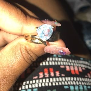 Size 9 10k ring with 3.5 the of blue topaz